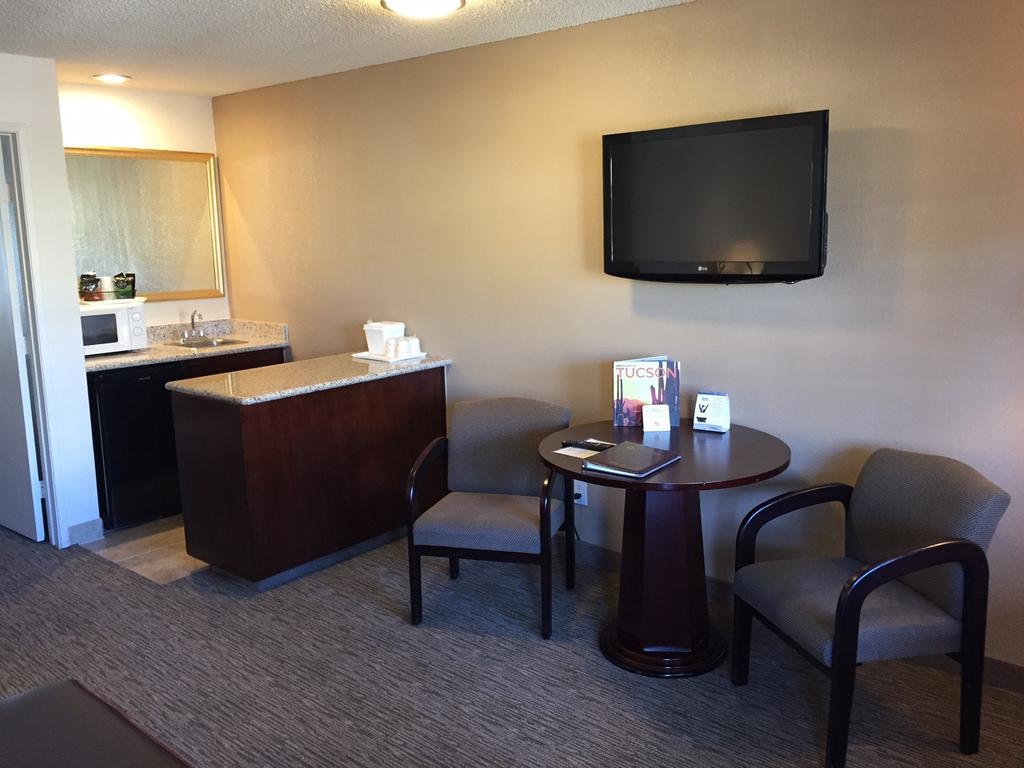 Ramada Tucson East Hotel Bagian luar foto