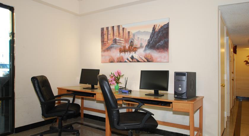 Ramada Tucson East Hotel Bagian luar foto